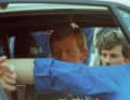 Kritische Blicke bei der ersten Sitzprobe im neuen Sportgerät: Walter Röhrl mit dem Initiator des von Doduco gesponserten Porsche 911 SC, Dieter Röscheisen.