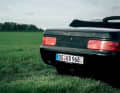 Außergewöhnlich sind beim Porsche 968 die Scheinwerfer, die beim Einschalten des Lichts aufklappen. Das flach gezeichnete Heck des Cabrios wird von markanten Rücklichtern dominiert.