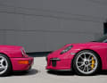 Treffen sich der 911 Carrera RS (964) und der 911 R (991) in der außergewöhnlichen Farbe Sternrubin, die ein Comeback feierte