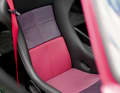 Die Recaro-Schalensitze waren mit Leder bezogen und erhielten unterschiedliche Farbkombinationen, jeweils passend zur Außenfarbe.
