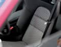 Eine Volllederausstattung wurde aus Gewichtsgründen nicht angeboten. Stattdessen legte Porsche den Hahnentritt-Stoff neu auf