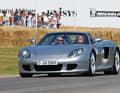 Anno 2003: Walter Röhrl am Steuer bei der Präsentation des Carrera GT in Goodwood. Der Beifahrer ist sichtlich beeindruckt.