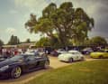 In guter Gesellschaft: der Porsche Carrera GT auf dem Kiesrondell vor dem Wohnhaus des Duke. Vor Porsche durfte hier noch keine Marke ihre Klassiker beim Festival of Speed aufreihen.