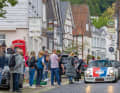 Hunderte Schaulustige: Wie hier in Bad Laasphe strömten in allen Orten Menschen zusammen, um erstens den Röhrl und zweitens die Porsche-Parade zu sehen
