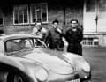 Die ersten Mitarbeiter der Reparatur- Abteilung bei Porsche in Zuffenhausen: Hinter dem Porsche 356 Coupé steht Linge in der Mitte