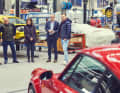 Vorfreude: Während Mario Piel schon seinen frisch aufgearbeiteten Porsche 964 anlächelt, fachsimpeln Ronny Till (links) von Porsche Classic und Martin Hornberger (2. v. r.), Kundenbetreuer der Porsche Werksrestaurierung bei diesem Projekt, noch mit seinen Eltern.