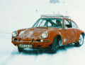 Sportlich im Schnee: Herbert Linge am Steuer eines Porsche 911, der für Rallye-Einsätze präpariert war. Datiert von 1972.