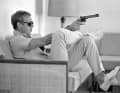 So inszenierte sich Steve McQueen für eine Homestory des Life Magazine 1963: Revolver gespannt, am rechten Handgelenk die Hanhart 417 ES.