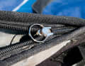 Ein mitgelieferter Ring oder ein Band stellen sicher, dass man den Zipper hinterher auch gut bedienen kann (4). Teilweise ist der neue Zipper etwas schwergängiger als das Original.
