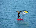 5 Already on the downwind course, which is the course directly to leeward, the change of grip takes place: No matter whether you use a wing with boom or handles, the rough sequence of hand movements is always similar: Release the back hand from the wing, reach forwards and change the front hand