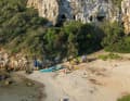 Niemand da, nur wir!  Morgensonne am Traumstrand Cala de Biniparratx an Menorcas Südküste.  Die Touris haben wir heim geschickt.