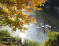 Sonnige Herbsttage bieten sich für die Tour besonders an. Auf dem Fluss ist dann praktisch kein Verkehr mehr, die umsäumenden Hügel leuchten in den prächtigsten Farben, wie hier an der Einstiegsstelle am Hengsteysee.