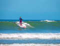 Sobald man merkt, dass man vom Schub der Welle gleitet (Take-off), schnell in den Surf-Stance springen. Das erfordert etwas Übung. 
