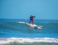 SURF-STANCE   Die etwas elegantere Form des Anpaddelns im Surf-Stance (ein Fuß vor dem anderen) fordert eine bessere Balance. Der Vorteil: Man muss nicht mehr in diese Position springen, um die Welle abzureiten. Wie bei der parallelen Fußtechnik die Welle energisch anpaddeln (Bild 1).