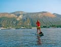 An günstigen Tagen ist die Überquerung von Insel zu Insel (im Foto: Vulcano) durchführbar. Vorsicht:  Strömungen und reger Schnellboot-Verkehr.