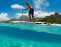 Blade technique: Effective paddling involves effective technique with the paddle blade: here are the first three secrets to paddling success. Most riders take up stand-up paddling under the assumption that rowing or paddling is easy. True - and yet there is a lot of technique behind an effective paddle stroke. Here, we will concentrate only on the perfect pull of the paddle through the water. The first secret: Put the blade as far forward as possible in the water (this phase is called "reach"). The energy is in the first third of the board. The second secret: If the blade is not fully immersed in the water, the paddle does not have its full capacity. So: Immerse the blade 100 per cent (this phase is called "catch") and only then initiate the paddle pull backwards (this phase is called the "power phase"). The third secret: Don't pull the blade back too far. The power zone reaches approximately to the height of the paddler.