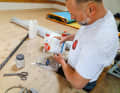 2-component epoxy resin sticks like hell. Small quantities are available from modelling accessories. When buying, pay attention to the pot life, 5-minute epoxy hardens too quickly, even a professional can't manage that. The exact mixture is important, Claudio weighs out about 20 grams in total). Some resins are already available in dosing syringes, in which case they are mixed by volume.