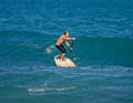 Bild 1: Genau an der richtigen Stelle und im richtigen Moment paddelt er im Surfstance (asymmetrische Fußstellung, Robby ist Goofy Foot, also rechter Fuß vorne) die Welle schräg an.