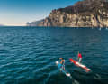 Auf Langstrecke in raueren Gewässern und bei Downwindern – hier am Gardasee – ist ein minestens 25 Inch breites Hardboard hilfreich. Inflatables dürfen selbst für sehr sportliche Paddler gerne 26 bis 28 Inch haben.