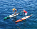 Beim Vergleich „hard vs. soft” am Gardasee, vermittelte das „erfrischende” Wasser sofort einen Eindruck, ob ein Board sehr flach im Wasser liegt. Links: Infinity Wishplash, rechts daneben Fit Oceam Ultra.