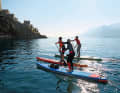 Sport und große Fahrt: In der 12'6"er Klasse mischen sich schlanke Sport-Tourer mit fetten Expeditions-Mobilen und gemäßigten Allroundern. Für die Tagestour auf glattem Wasser, wie hier auf dem Gardasee, vor der Burg in Malcesine, eignen sich alle.
