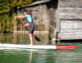 Am Wörthsee im April warfen unsere Tester sich in sommerlichere Outfits, als es die Wassertemperatur vorgegeben hätte. Board: Sic Air Glide Bullet
