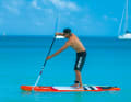 The upper hand does not extend beyond the forehead so that the shoulder remains at the correct angle and is not overstrained. Try not to pull the paddle blade towards you immediately, but immerse it fully in the water first in order to generate propulsion as efficiently as possible