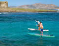 Test im Warmen auf Sardinien (hier: Stintino). Die meisten Testkilometer haben die Boards jedoch anschließend auf bayerischen und  norditalienischen Seen absolviert. Das Paddelbrett (im Hintergrund) ist ein angenehmer Tourer, kann aber auch auf der schnellen Runde mithalten.