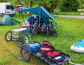 At maximum load, one trailer weighs up to 100 kilos, the other around 70 kilos.