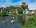 Tour auf der Lahn: Drei Freunde, ein Fluss und die Wiederkehr. Der dritte Mann (Fotograf) war an Land und der Hund durfte nur fürs Foto mit an Bord.