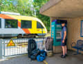 Mit Sack und Pack geht es im kleinen Bahnhof Runkel los.