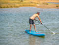 Mit dieser Stütze auf dem Wasser, welche das Board leicht verlangsamt, spannst du deine Bauchmuskeln an, belastest das innere Bein...