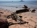 Phi Phi Island nach dem Tsunami, Neil und sein Boot sind nur wenigen Minuten davor ausgelaufen. Source: © Corbis.  All Rights Reserved.