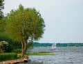 Nein, ganz so einsam wie es auf diesem Bild erscheinen mag, ist es dann doch nicht. An den Spots vom Schweriner See bis zur Müritz gibt es eine lebendige Surfszene.