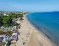 ...und eine drei Kilometer lange Bucht mit Sandstrand und Flachwasserbedingungen