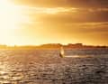 Cruisen auf dem (Wieker) Bodden – Tilo Eber lebt in Kiel, nimmt die Anreise nach Rügen aber immer häufiger in Kauf. Das könnte auch an den knackigen Wavebedingungen in Neu Mukran liegen.  