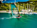 Tester Nicholas Slijk donnert ungebremst durch die Windlöcher — mal bei morgendlichem Vento, mal bei schwächelnder Ora in Torbole. Mit dem Gunsails Exceed 8,5