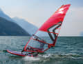 Light and controllable - camberless sails are the ideal, stress-free sails for lighter surfers (here Severne NCX).
