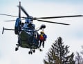 Seine eigentliche Liebe sind die Berge und Seen (hier am Heli bei einer Bergrettungsübung).