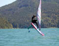 Mit dem Foil zelebriert Leichtgewicht Andi Freestyle- Manöver schon bei so wenig Wind, dass man glauben könnte, er habe einen Jet-Antrieb.