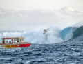 Fiji-Sieger Baptiste Cloarec schaut sich Break und Riff von Cloudbreak mal genauer an - und die Judges haben einen Logen-Platz