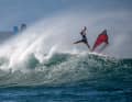 ...wird aus Windsurfen schnell ein Triathlon. Leon Jamaer fliegt lieber – mit bester  B-Note – hinterher.