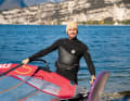 Hat gut lachen: surf-Tester Nicholas Slijk mit einer am Ende um mindestens vier km/h schnelleren Kombi aus Race-Slalomboard und Freeracesegel.