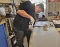 Echtes Surfer- Office: Sven  Grunwald, von  AK und Starboard  in Deutschland,  macht den  Schreibtisch  zum OP-Tisch.
