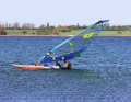 If, after initially aligning and adjusting your course, you feel that the wind simply isn’t strong enough to carry you upwind, adjusting your grip on the mast may help. To do this, first slide your hands on the boom slightly forwards.