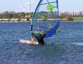 The remaining steps are the same as for a normal water start: actively pull the board under your body with your back leg and keep your arms as straight as possible. The mast makes it easier to shimmy up the sail, as you can exert more direct pressure on the base plate from there. Even without a lot of wind in the sail, you can support yourself strongly when climbing up.
