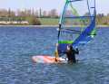 Once you have balanced the sail at the top, first put your back foot and then your front foot on deck. Both legs now pull the board under your body again. If you now tilt the board to windward ...