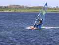 Start the turn wide and place the front foot directly in front of the mast on a closehauled course. By pushing on the windward edge, you can steer further into the wind.