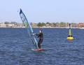 Lasse dein Brett weiterdrehen, bis es direkt gegen den Wind steht, es bleibt nun stehen. Um dir das folgende Abfallen zu erleichtern, überziehe das Segel hinten leicht übers Heck,...