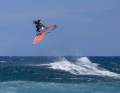 I push the tail of the board upwards. This looks spectacular and gives the retro move a new-school look. The sail now gets wind from the other side - the effect supports the rotation and flips you around.
